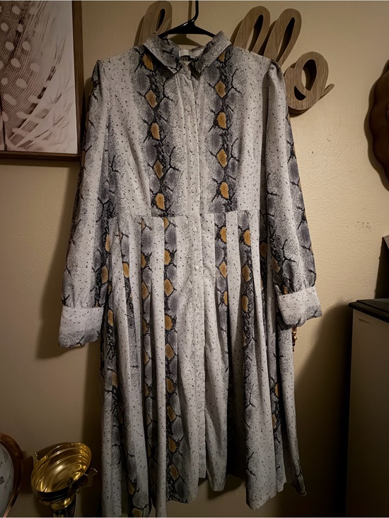 Junee Tops - Snake-Print Long Sleeve Shirt Dress - White/Gray with Yellow Accents